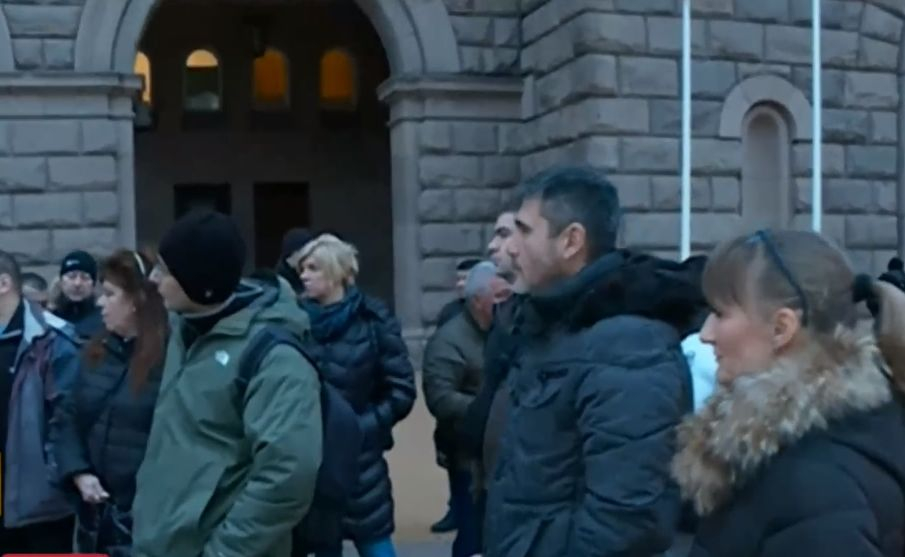 Бесни жители от Софийско на протест под прозорците на властта ВИДЕО