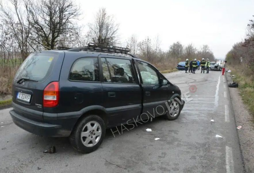 Зверска катастрофа и край Хасково! Няколко души са в болница СНИМКИ