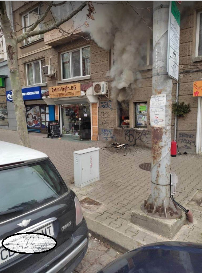 Извънредно! Голям пожар лумна в Лозенец, пожарна няма СНИМКИ