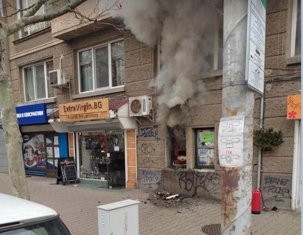 Извънредно! Голям пожар лумна в Лозенец, пожарна няма СНИМКИ