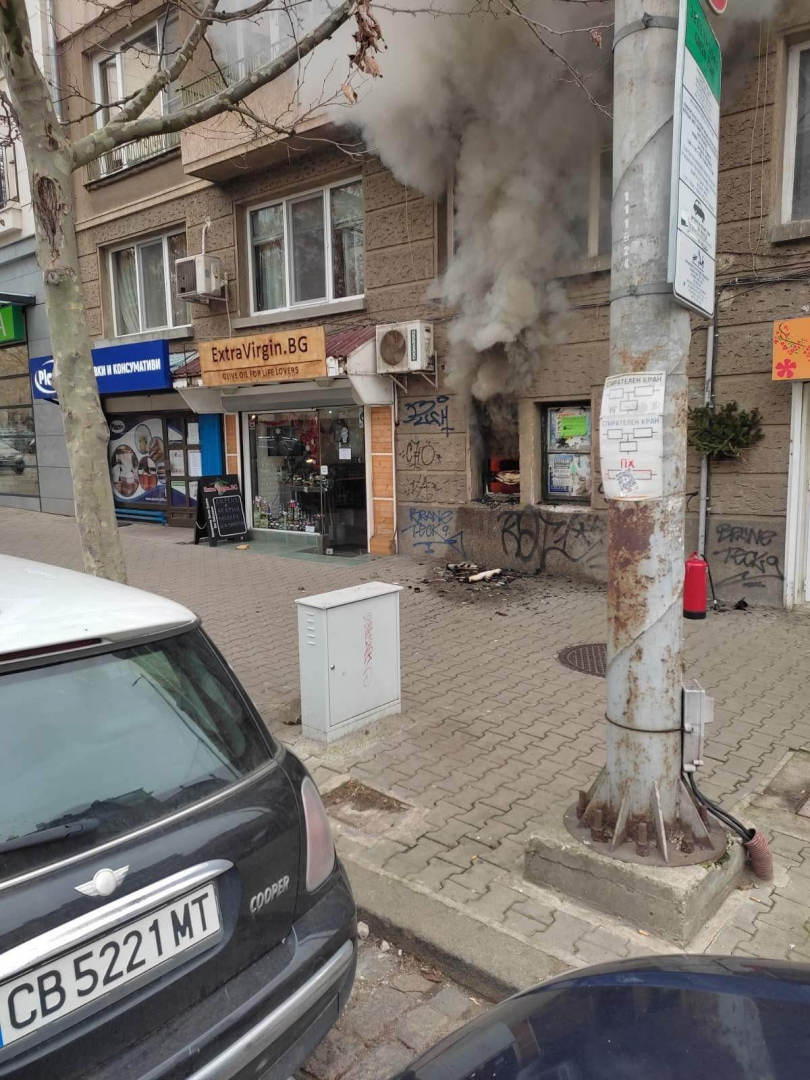 Извънредно! Голям пожар лумна в Лозенец, пожарна няма СНИМКИ