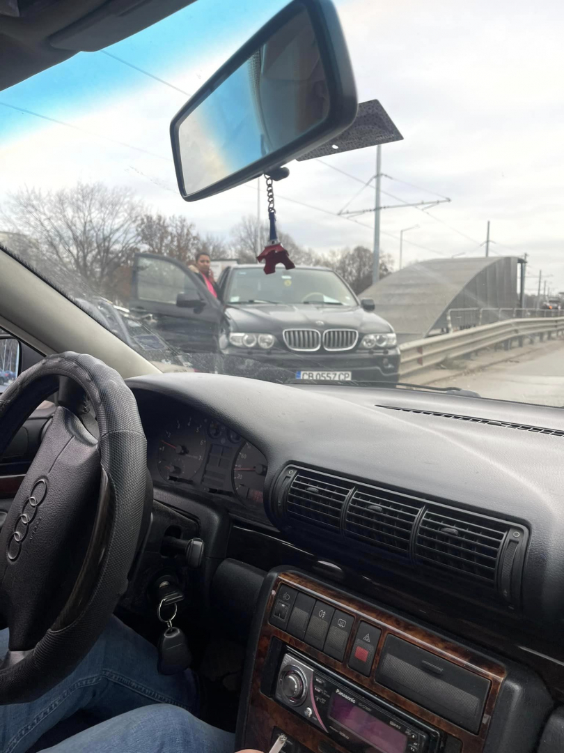 Мрежата гръмна с култови коментари за тежка катастрофа в София: Всичко става паприкаш! СНИМКИ