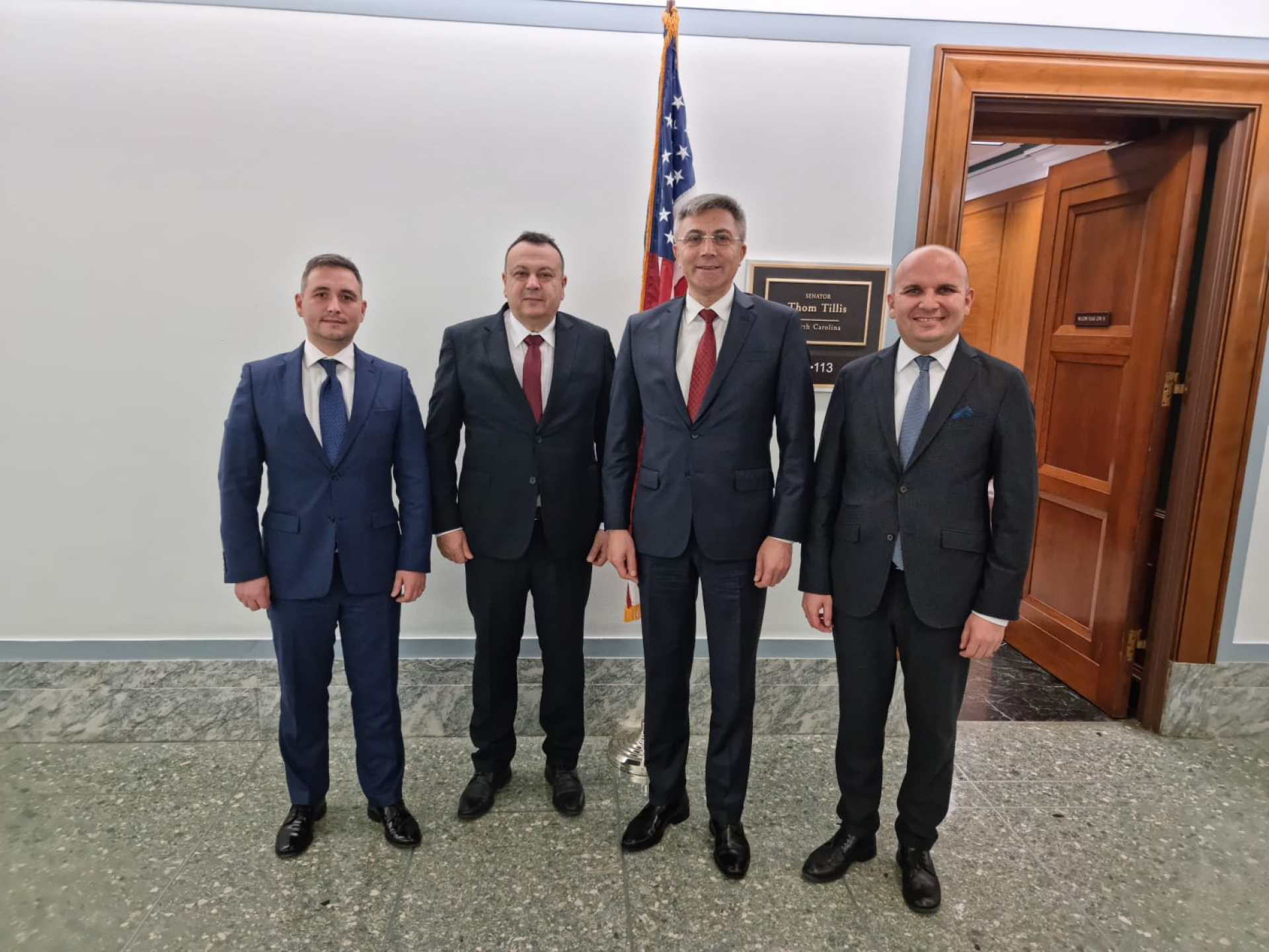 Мустафа Карадайъ на среща със сенатори в САЩ. Участва в Интерпарламентарния форум по разузнаване и сигурност