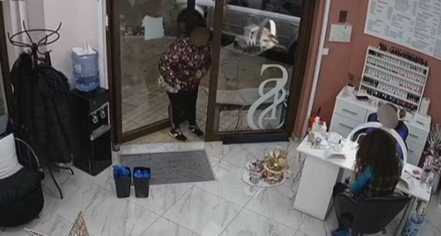 Внимавайте! Мила и любезна жена върши големи поразии 