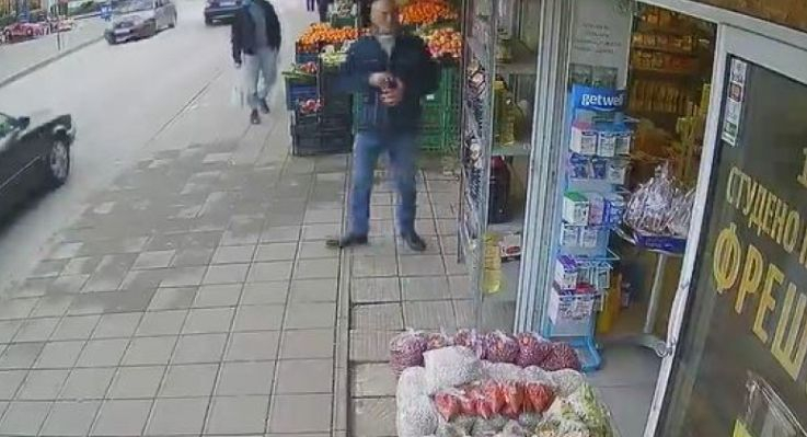 Нагъл апаш краде под носа на пловдивските ченгета ВИДЕО 