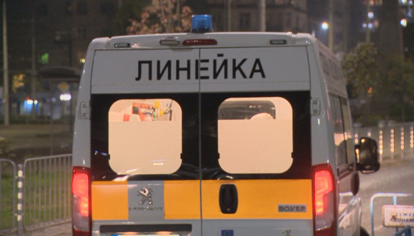 Спешни медици прегледаха и зарязаха да се гърчи на улицата паднала варненка, мрежата ги хули или оправдава