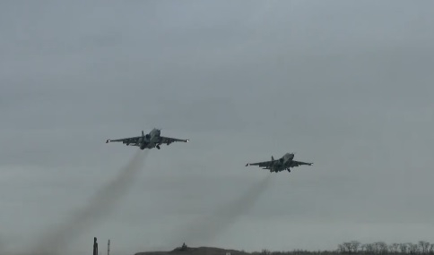 ВИДЕО от войната: Показаха удари на Су-25 по бронирани машини на ВСУ