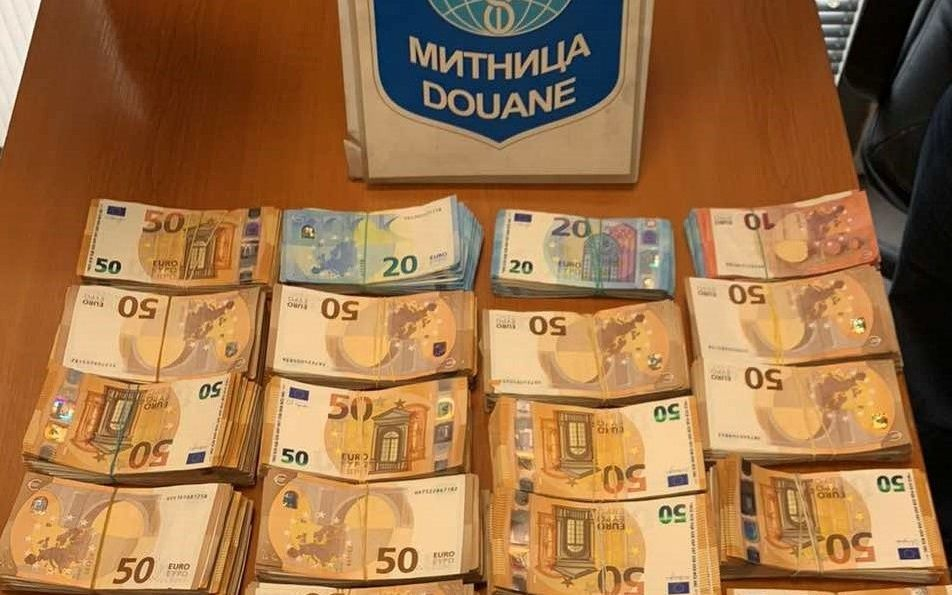 Митничарите спипаха шофьор със златно дупе на пункта Видин-Калафат