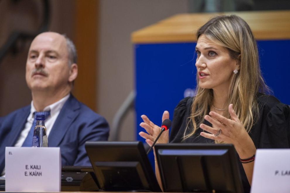 Коя е хубавата Ева, която развихри скандала за корупцията в Европарламента СНИМКИ