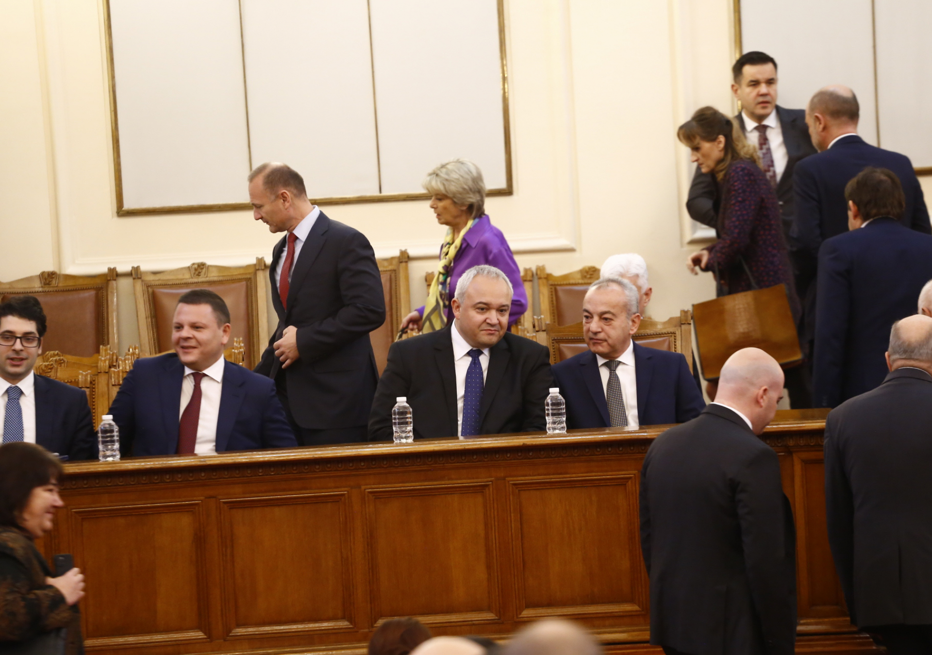 С притча за разсичане на дете проф. Габровски получи първо мнозинство в НС БЛИЦ TV