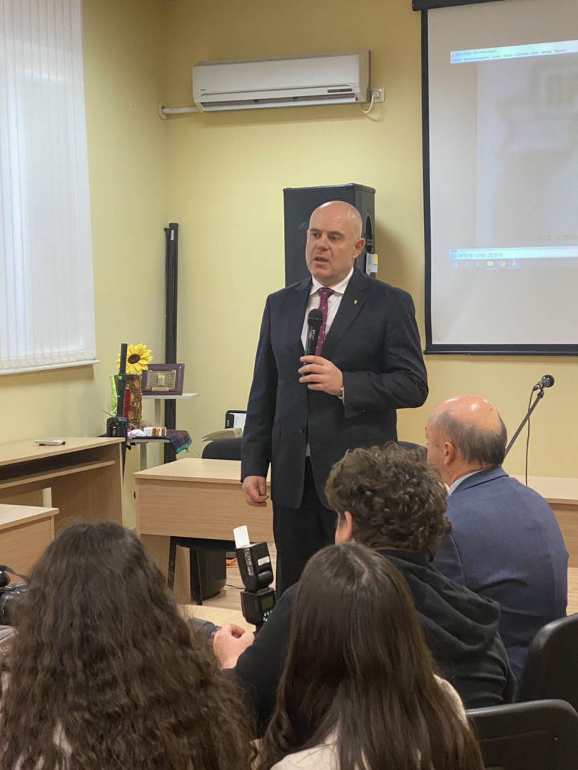 Главният прокурор Иван Гешев пред ученици в Сандански:  Не губете ентусиазма и идеалите си, можете да промените страната