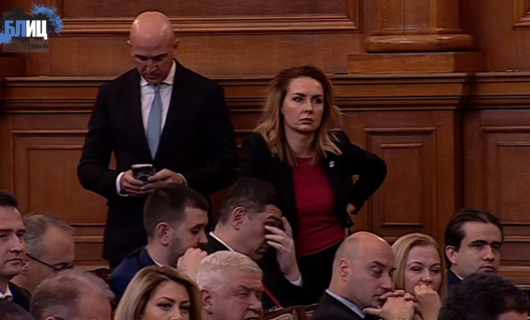 Да им се чуди човек на депутатите от ДБ какво търсят в носовете си в парламента БЛИЦ TV