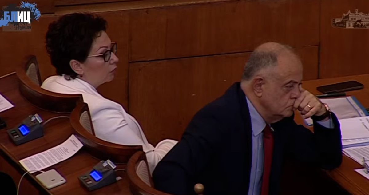 Да им се чуди човек на депутатите от ДБ какво търсят в носовете си в парламента БЛИЦ TV