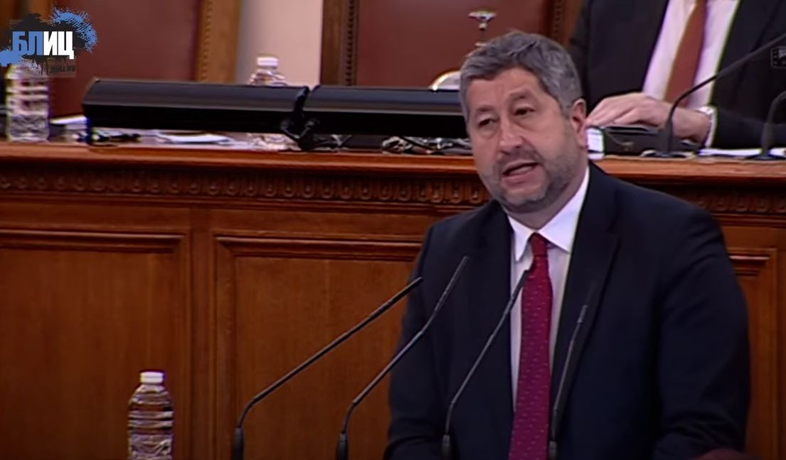 Да им се чуди човек на депутатите от ДБ какво търсят в носовете си в парламента БЛИЦ TV
