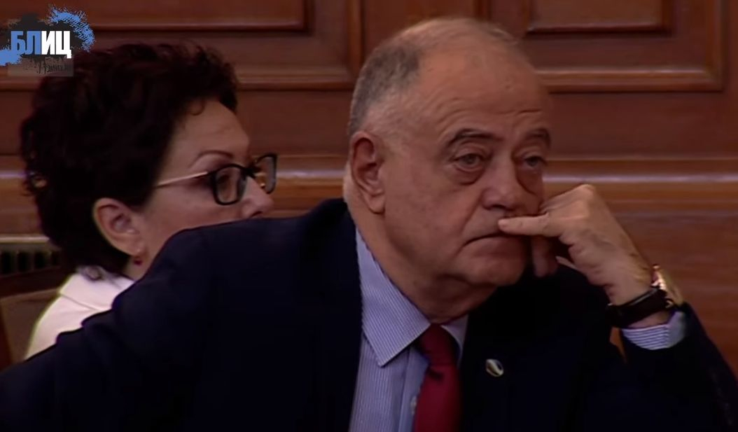 Да им се чуди човек на депутатите от ДБ какво търсят в носовете си в парламента БЛИЦ TV