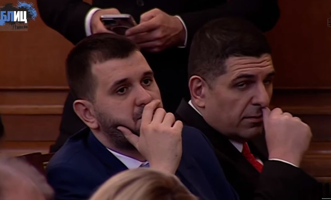 Да им се чуди човек на депутатите от ДБ какво търсят в носовете си в парламента БЛИЦ TV