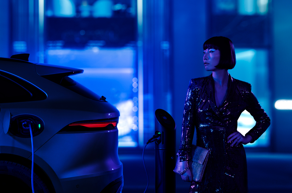 F-PACE електрически хибрид сега по-добър от всякога: 20% увеличен пробег и подобрени спецификации на всички модели 
