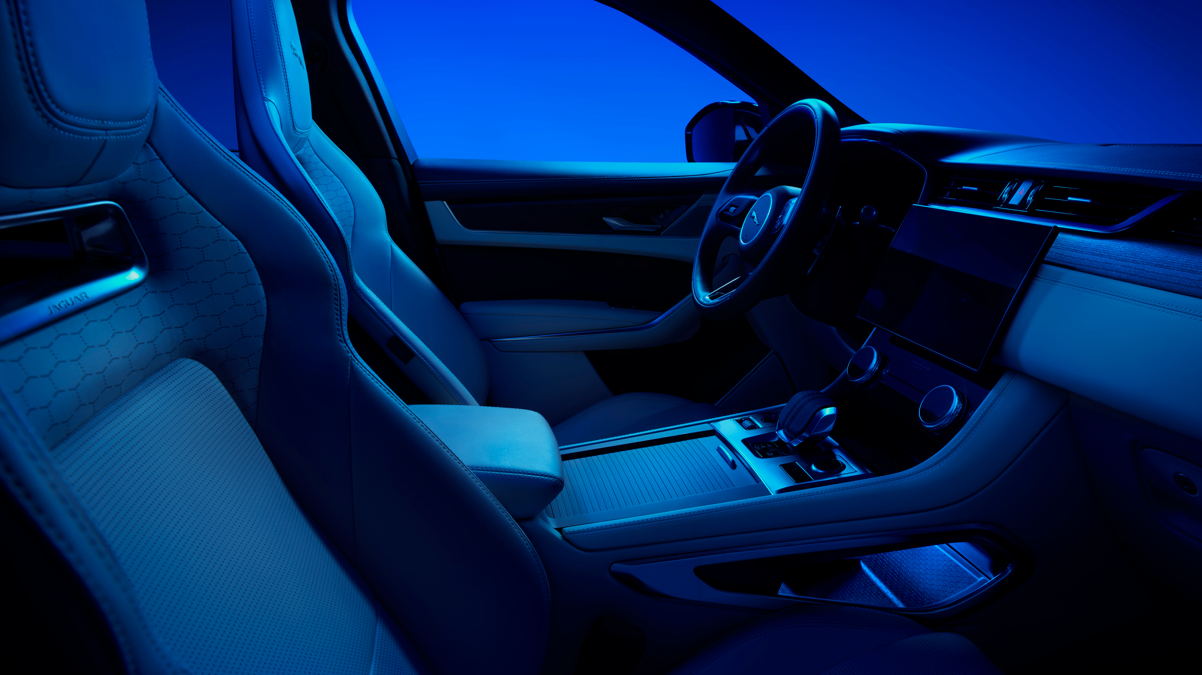 F-PACE електрически хибрид сега по-добър от всякога: 20% увеличен пробег и подобрени спецификации на всички модели 