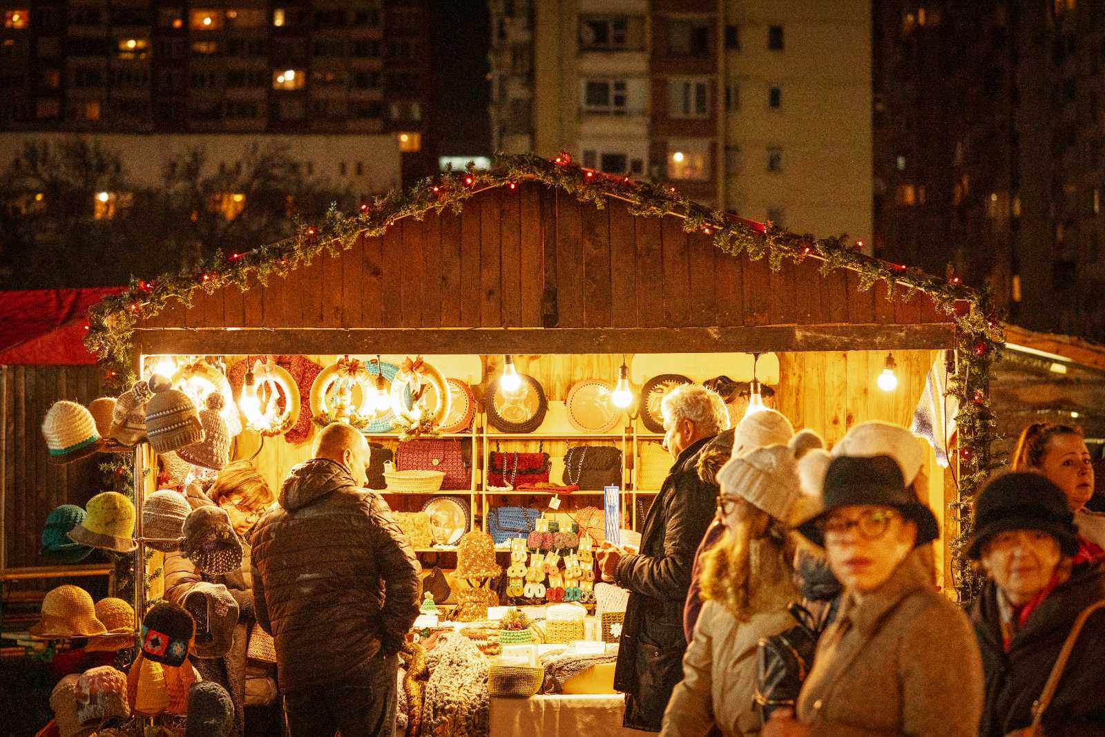 Огнено шоу откри коледния базар София в парк "Възраждане" СНИМКИ