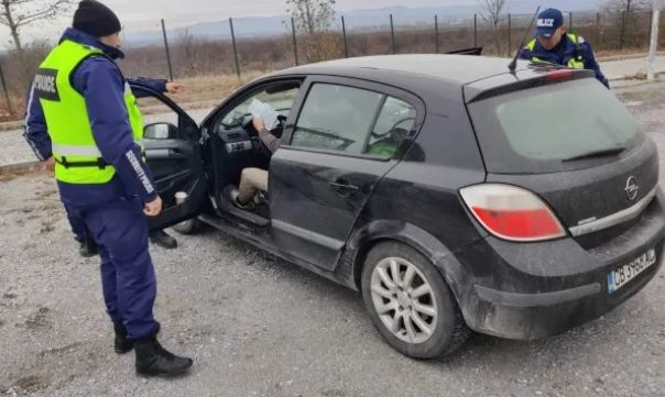 Полицаи спряха кола за проверка на "Тракия" и спипаха... СНИМКИ