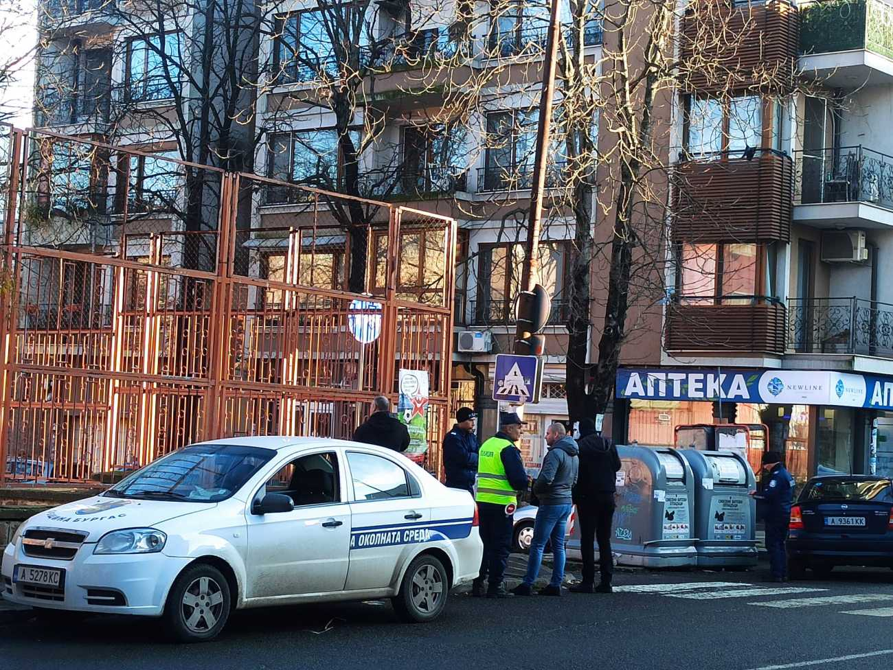 Почерня от полиция в Бургас, обкръжиха кола на... СНИМКА