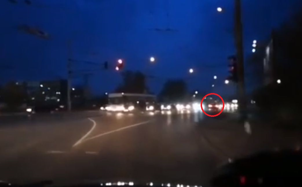 Ще ви настръхне косата от това, което прави този шофьор в Сливен ВИДЕО