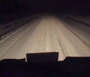 Наш тираджия пусна ВИДЕО от заснежен път в Германия и отсече: Не мрънкам, просто... 