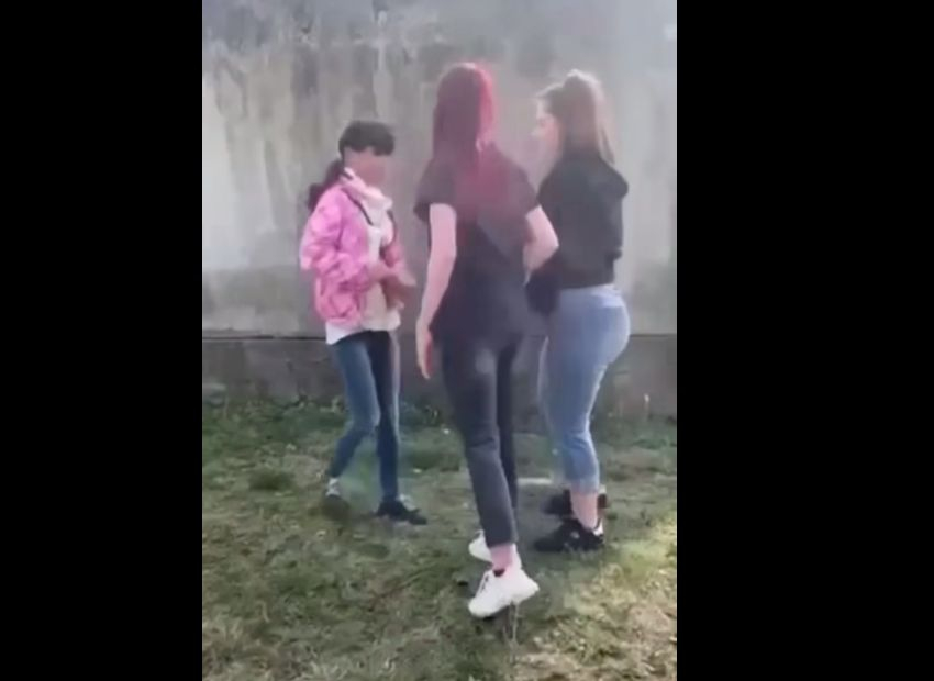 Момичета нападнаха съученичка с шамари и ритници в Раднево ВИДЕО 18+