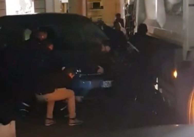 Такова нещо не се случва всяка нощ в София: Кола спря на кръстовище, а после... СНИМКИ