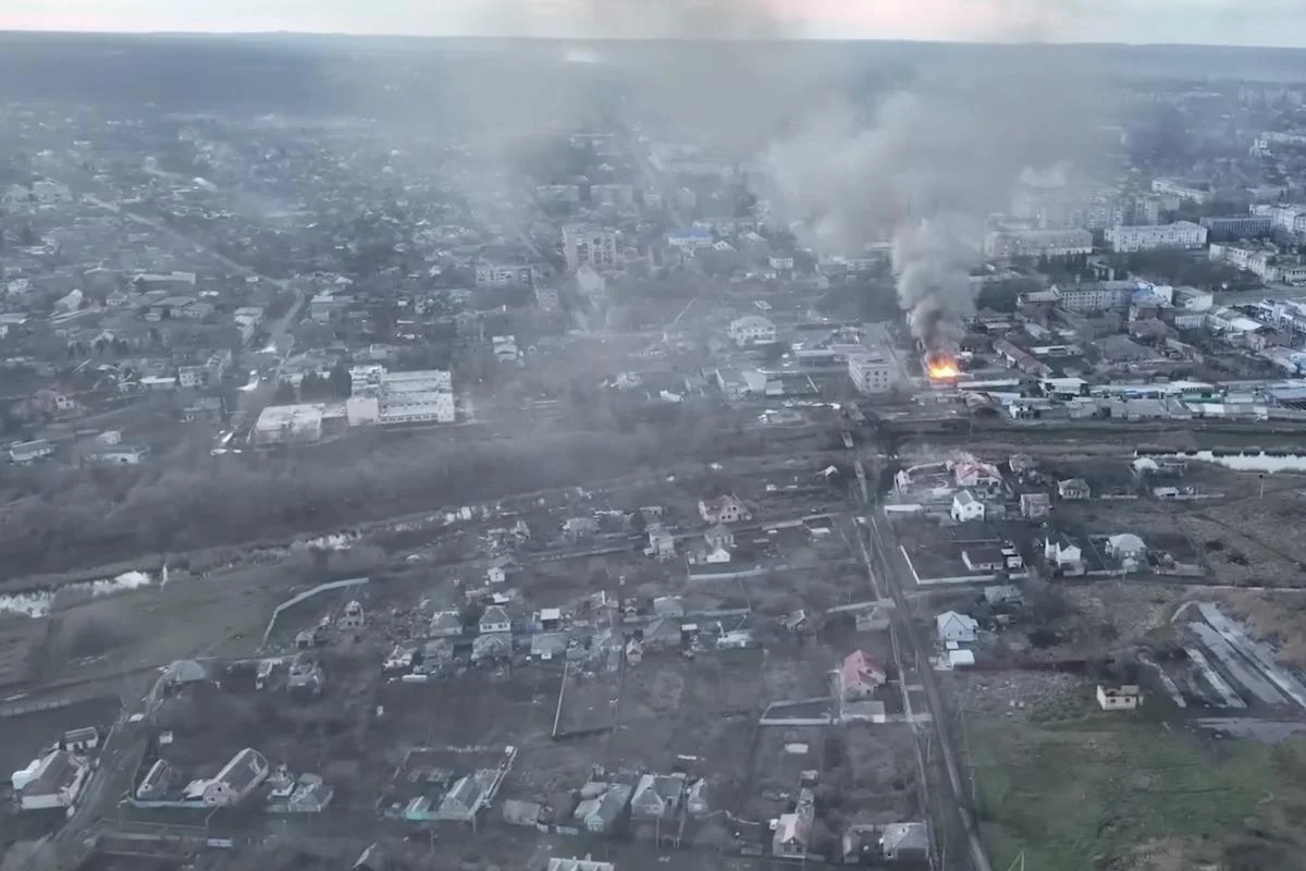 ВИДЕО от войната: Дрон "огледа" Бахмут, кадрите с разрушенията ще ужасят всеки