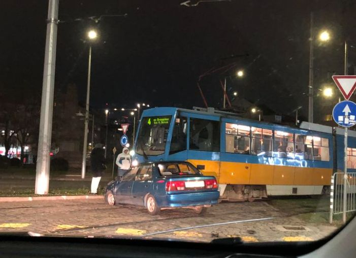 Жестока катастрофа по тъмно в София, челно се удариха... СНИМКИ