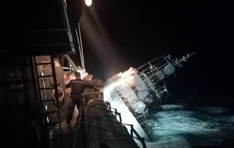 Военен кораб потъна, издирват се десетки моряци СНИМКИ