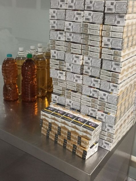 Нашенец стегна куфарите за Лондон, но митничарите го провериха на летище Варна и... СНИМКИ