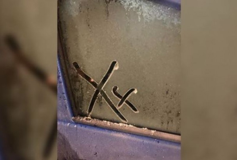 Лора видя странни знаци по колата си, а когато разбра какво означават... СНИМКИ