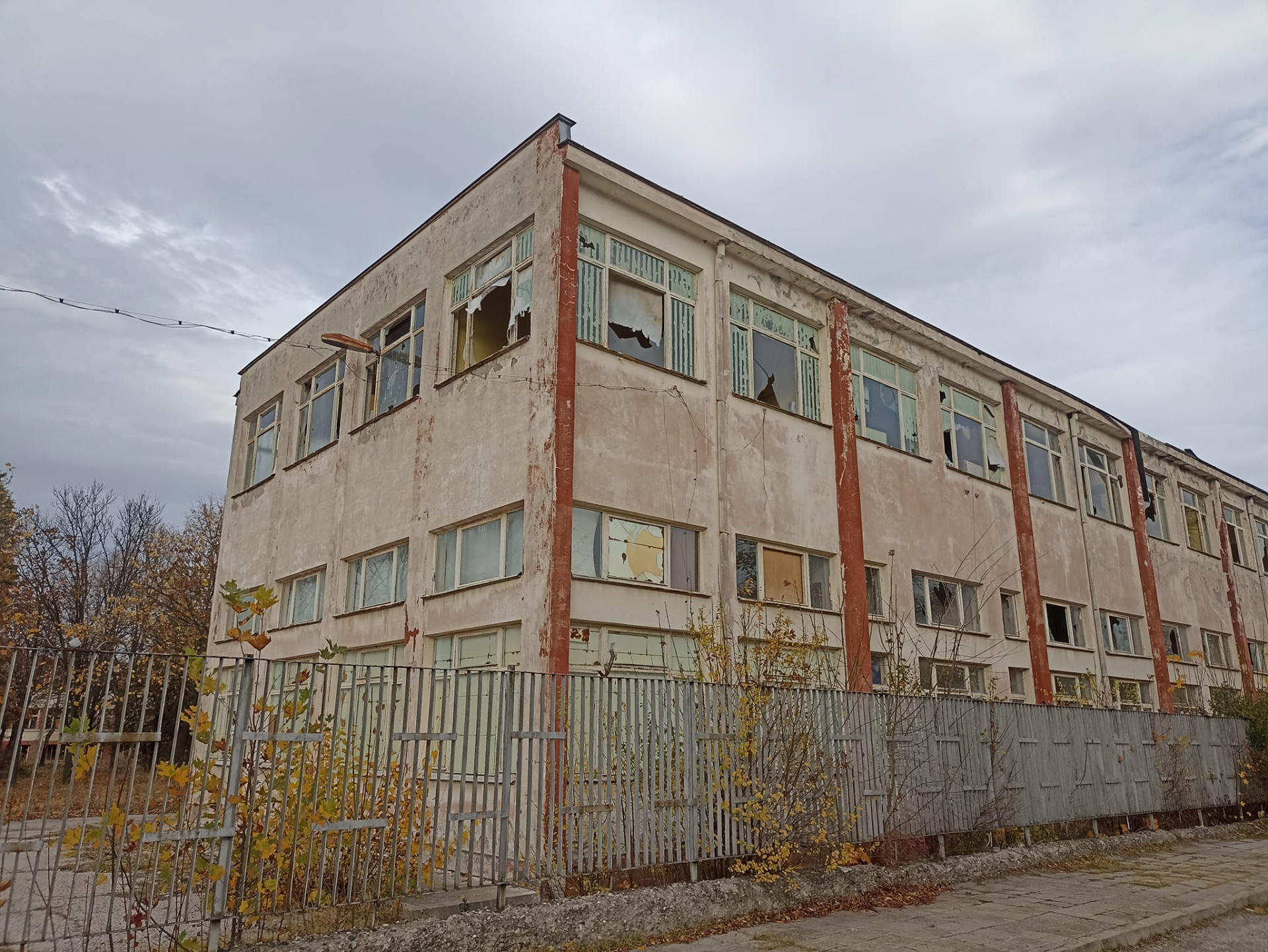 Това не е в Украйна, а поредното българско училище, потресаващи СНИМКИ