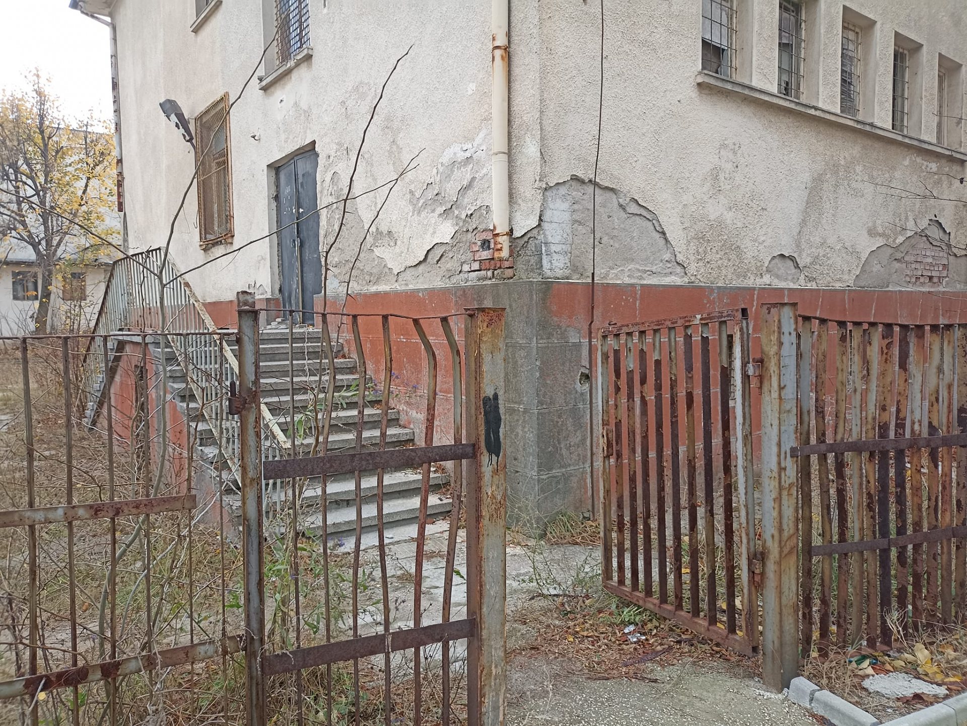 Това не е в Украйна, а поредното българско училище, потресаващи СНИМКИ