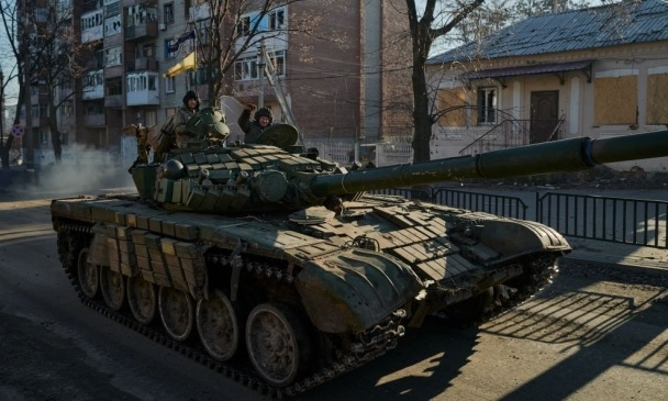 Ситуацията в Бахмут се изостря – ВСУ изпраща значителни сили и бронирана техника СНИМКИ