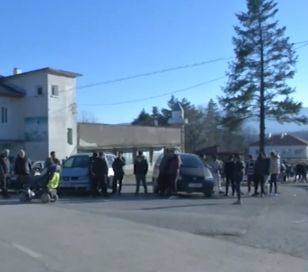 2 буса преследвали тримата младежи край Трън, преди да ги намерят мъртви в колата им