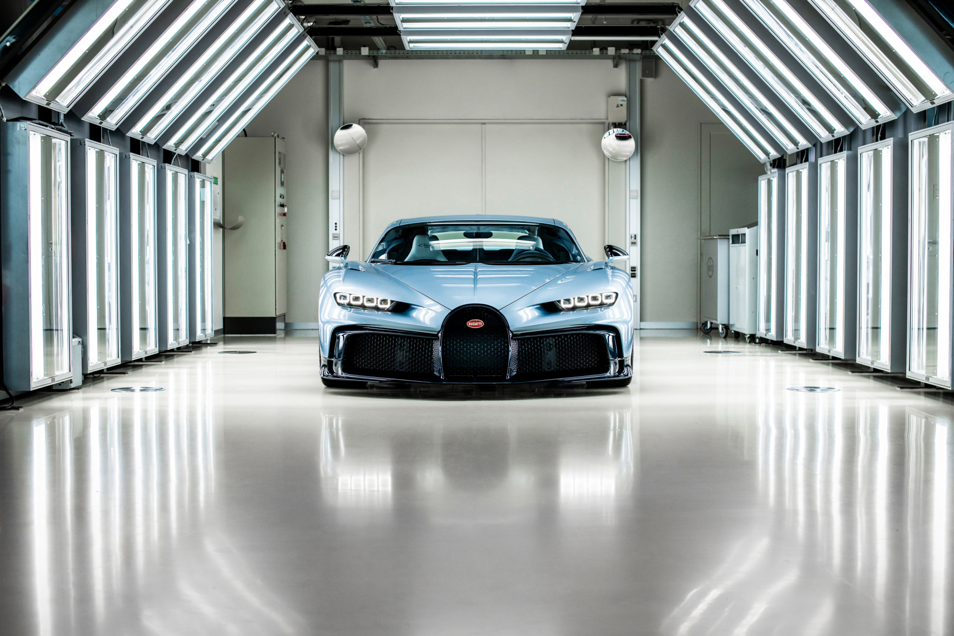 Bugatti показа ексклузивната хиперкола Profilée ВИДЕО