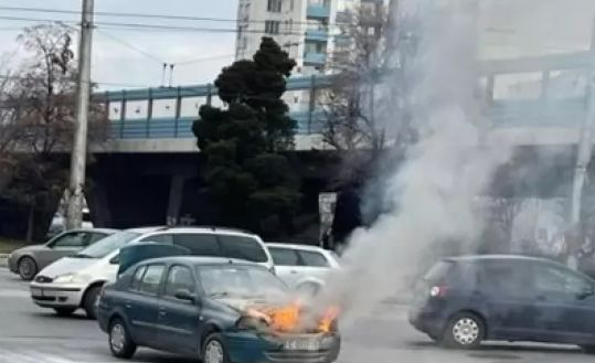 Страшен инцидент: Кола се запали в движение в столичния "Дружба" СНИМКИ