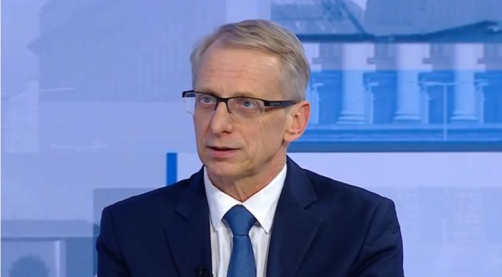 Денков с ловка маневра финтира водещата на въпрос за Петков и Василев
