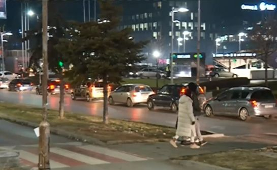 Пълна лудница заради празниците! В моловете е фраш, а по пътищата... ВИДЕО