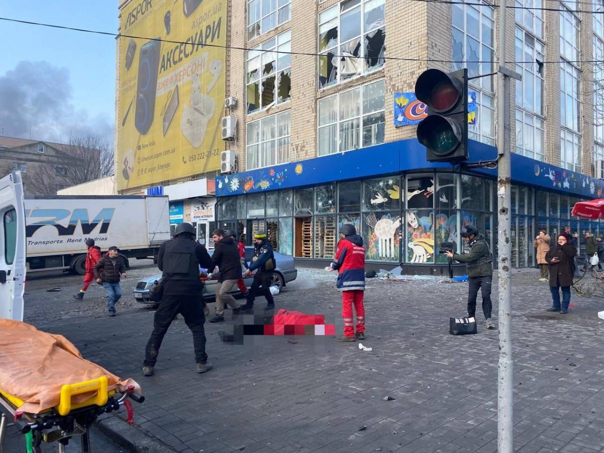 Масиран обстрел в Херсон в навечерието на Коледа, броят жертвите СНИМКИ 18+ 