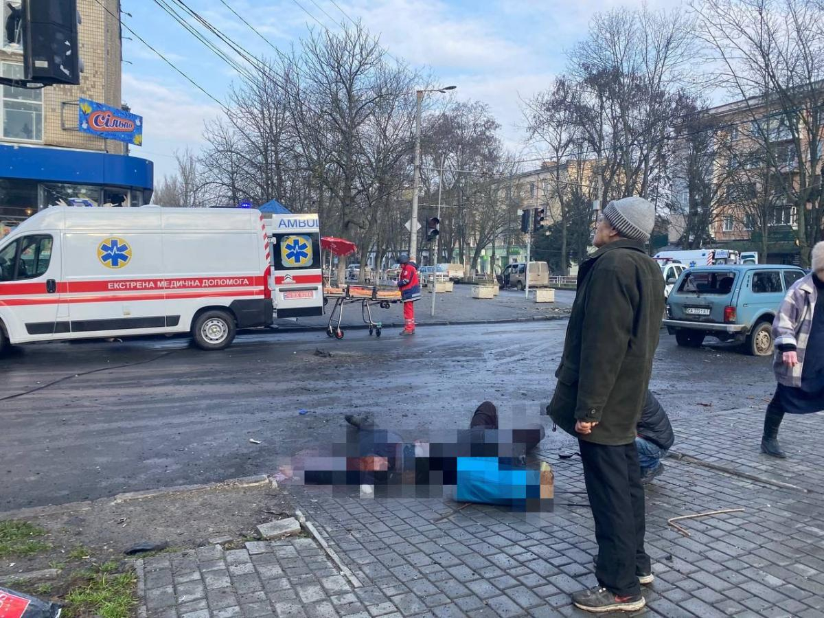 Масиран обстрел в Херсон в навечерието на Коледа, броят жертвите СНИМКИ 18+ 