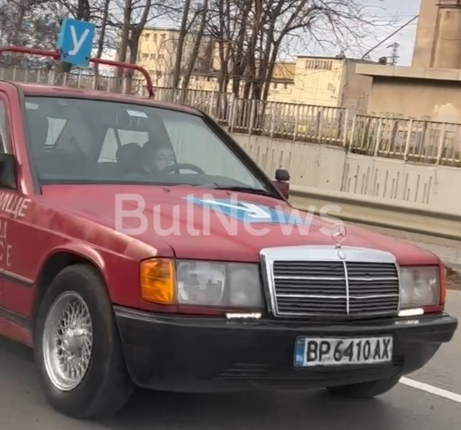 Шокиращо ВИДЕО! Хлапе на едноцифрена възраст бръмчи с учебен Мерцедес, а до него...