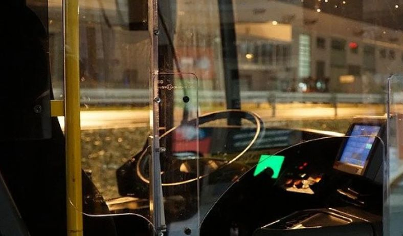 Подивял жител на "Столипиново" влетя в автобус и се нахвърли на шофьора, повлече го по стъпалата, а накрая...