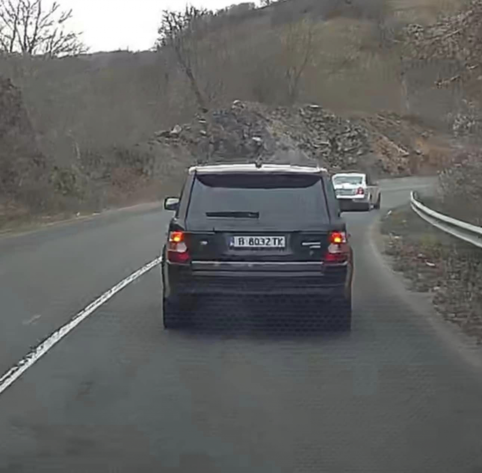 Нагла и грозна изцепка на майка със скъпарски джип погнуси всички ВИДЕО