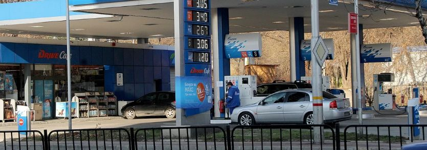 Пред бензиностанциите в Перник почерня от коли, а в Пловдив... СНИМКИ 