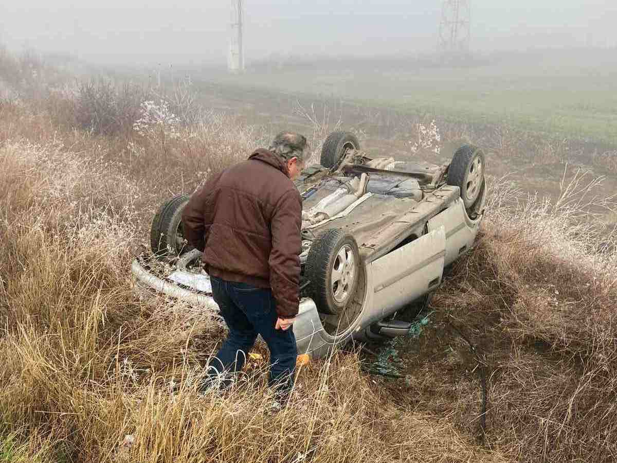 Двама мъже намериха обърната край Карнобат кола, а после... СНИМКИ