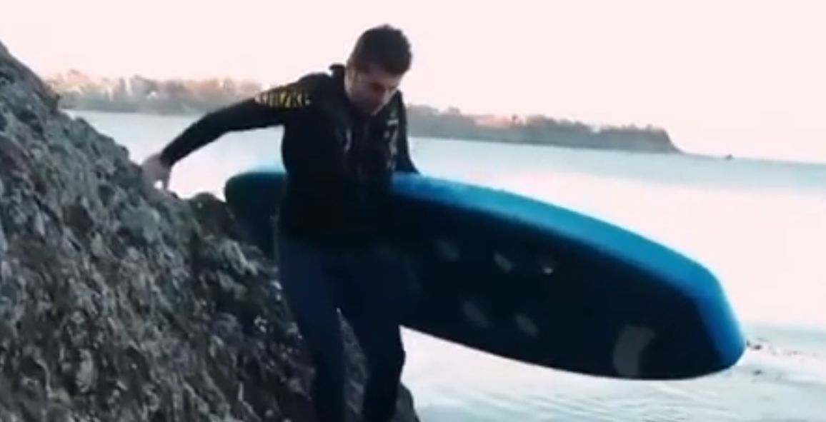 Предозиране! Петков яхна падъл борд посред зима и... ВИДЕО